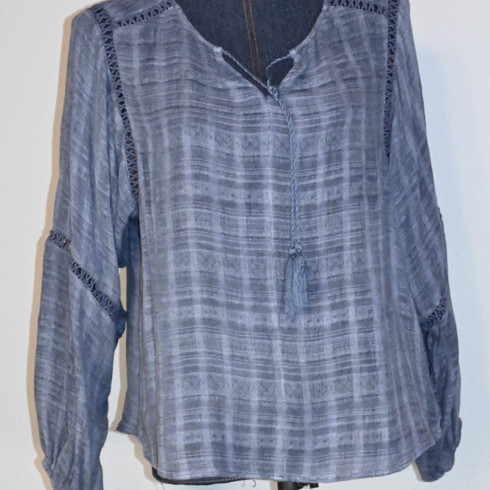 ARIAT women's Medium Gray Pullover Shirt A Western/Equestrian Brand of Clothing